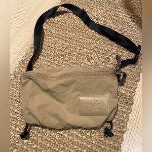 🧡 The North Face Beige Belt Bag